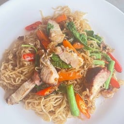 มาม่าผัดขี้เมาหมูกรอบ