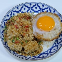 ข้าวปลาหมึกคั่วพริกเกลือ ไข่ดาว