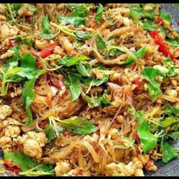 กะเพราวุ้นเส้นหมูสับ