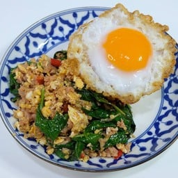 ข้าวแหนมคั่วไข่ใบโหระพา ไข่ดาว