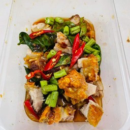 พริกแกงหมูกรอบ เป็นกับ