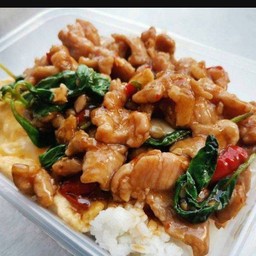 ข้าวไข่ข้นกระเพราหมูชิ้น
