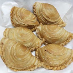 กะหรี่ปั๊บไส้ไก่ 6 ชิ้น