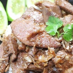 ข้าวตับหมูทอดกระเทียมพริกไทย