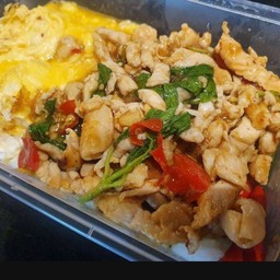 ข้าวไข่ข้นกระเพราไก่ชิ้น