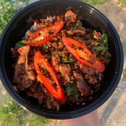 ข้าวกะเพราพริกแห้งเนื้อสับ+กึ๋นไก่