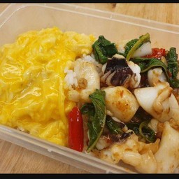 ข้าวไข่ข้นกระเพราปลาหมึก
