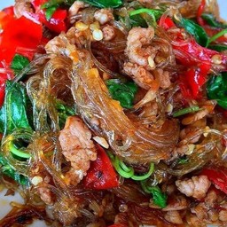 ข้าวราดกระเพราหมูสับวุ้นเส้น