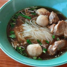 ก๋วยเตี๋ยวหมูตุ๋นไก่ตุ๋นร้านแม่จ๋า