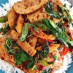 กะเพราปลาเส้น ราดข้าว