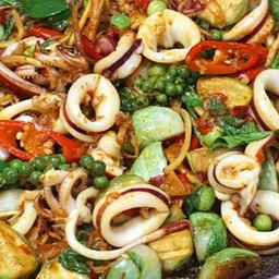 ข้าวราดผัดฉ่าปลาหมึก