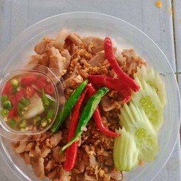 ข้าวหน้าเนื้อหมูสไลด์กระเทียมพริกโดด