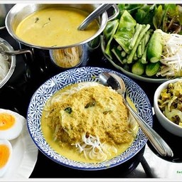 ขนมจีนแกงใต้&ข้าวแกง ณ ฅ.คอน สาขา เพชรเกษม 91