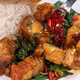 ข้าวราดกระเพราหมูกรอบ