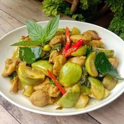 เขียวหวานไก่ผัดแห้งราดข้าว