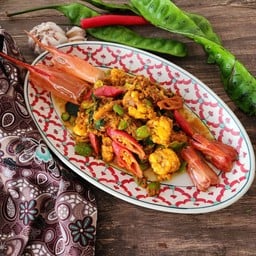 กุ้งแม่น้ำตาปี (2 ตัว) ผัดพริกแกงใต้สะตอหมูสับ (กุ้งแม่น้ำขนาด 4ตัว ต่อ กก.)