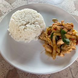 ผัดพริกหน่อไม้หมูชิ้นราดข้าว