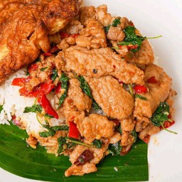 ข้าวราดกระเพราหมูชิ้น