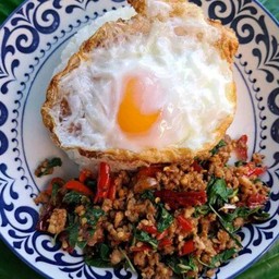 ข้าวราดกระเพราหมูสับไข่ดาว