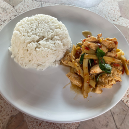 ผัดพริกหน่อไม้ไก่ราดข้าว