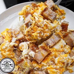 ข้าวหมูกรอบผัดไข่