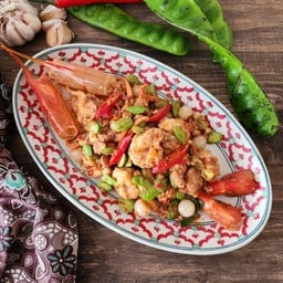 กุ้งแม่น้ำตาปี (2 ตัว) ผัดสะตอหมูสับเคยใต้กระเทียมโทน (กุ้งแม่น้ำขนาด 4ตัว ต่อ กก.)