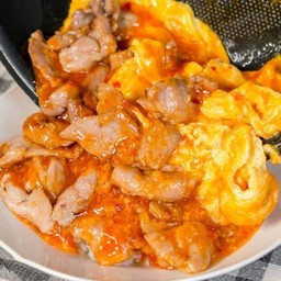 ข้าวไข่คั่วผัดซอสหมูนุ่ม