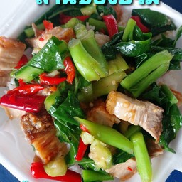 ข้าวผัดคะน้าหมูกรอบ