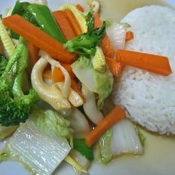 ข้าวราดผัดผักรวม