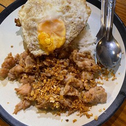 ข้าวหมูกระเทียมกรอบ