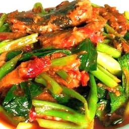 คะน้าปลากระป๋องกับข้าว