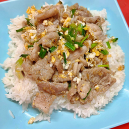ข้าวหมูกระเทียมผัดไข่