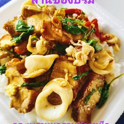 กะเพราหมูกรอบปลาหมึก