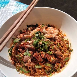 ก๋วยเตี๋ยวหมูต้มยำแห้ง (ซีอิ๊วดำ+เครื่องต้มยำ)