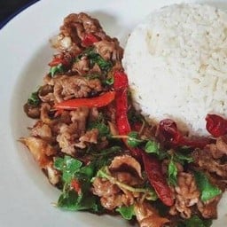 ข้าวกะเพราเนื้อชิ้น