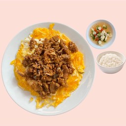 ข้าวไข่ขยี้หมูทอดกระเทียม
