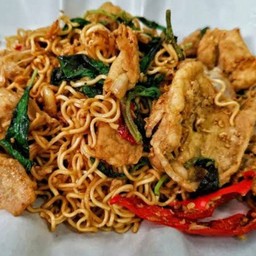 กระเพราป่าพริกแห้ง มาม่า หมูชิ้น