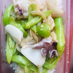 ผัดพริกหยวกปลาหมึกราดข้าว