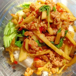 ข้าวกระเพราหน่อไม้สด