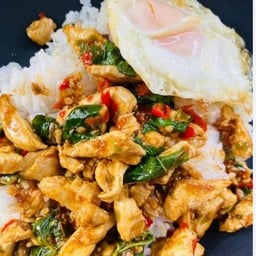 ข้าวกระเพราป่าพริกแห้ง ไก่ชิ้น ฟรีไข่ดาว
