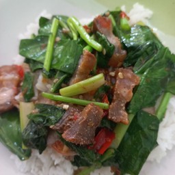ไก่ผัดพะแนงราดข้าว
