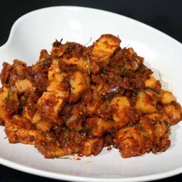 พัดพริกแกงหมูกรอบ ราดข้าว