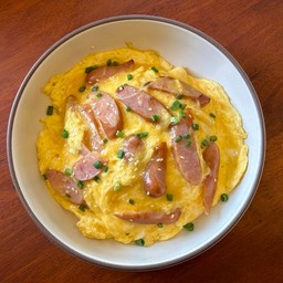 ข้าวไข่ข้นไส้กรอก