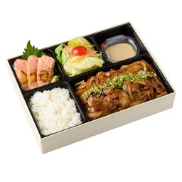เบนโตะยากินิกุหมูและแซลมอนย่างซอสไซเกียว