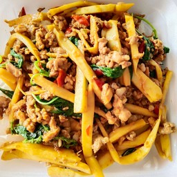 กระเพาหมูสับไส่หน่อไม้ ราดข้าว