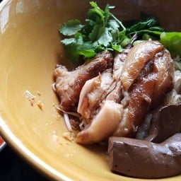 ก๋วยเตี๋ยวแห้งขาหมู