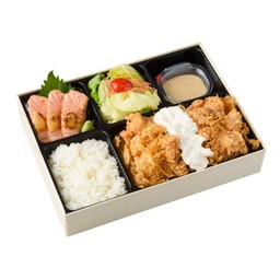 เบนโตะไก่ทอดซอสนัมบังและแซลมอนย่างซอสไซเกียว