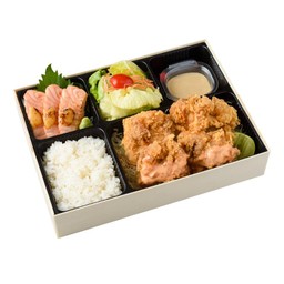 เบนโตะไก่ทอดคาราเกะและแซลมอนย่างซอสไซเกียว