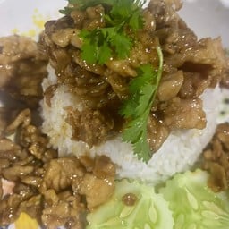 ไก่กระเทียมราดข้าว(ฟรีไข่ดาว)