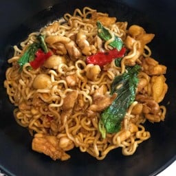 กระเพราป่าพริกแห้ง มาม่า ไก่ชิ้น